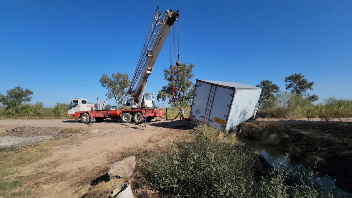 Operador de tractocamión que transportaba agroquímicos, queda varado en canal de riego en Los Mochis
