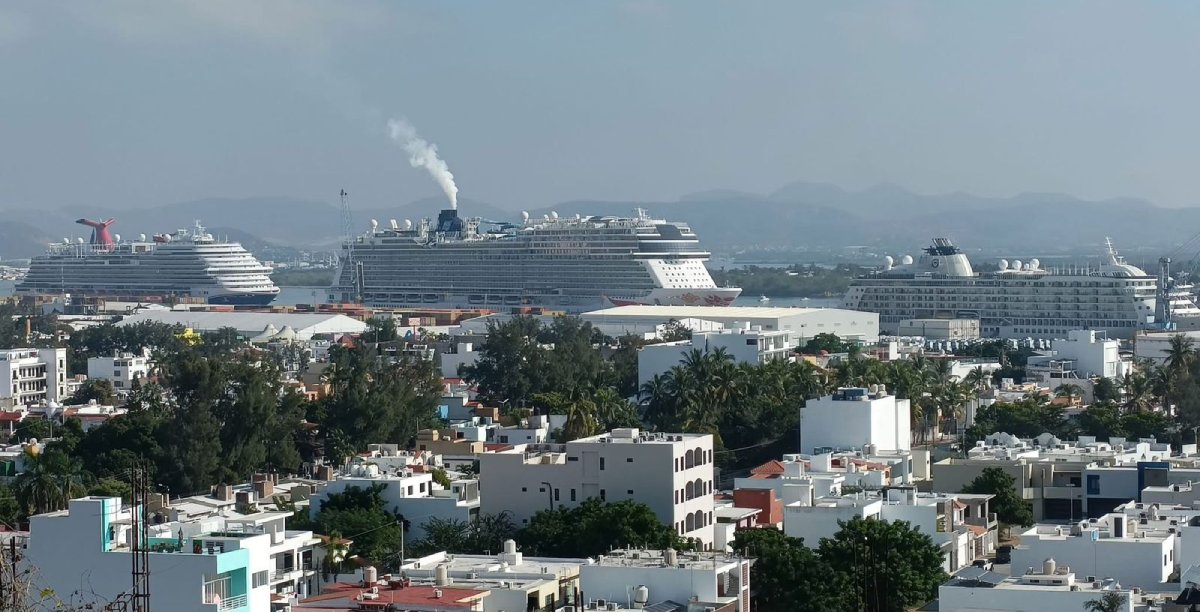 Tres cruceros celebran Navidad arribando juntos a Mazatlán