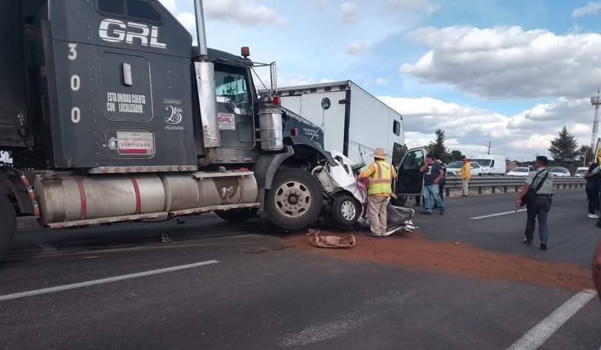 Viral: Aparatoso accidente deja a Tsuru prensado entre tráiler y unidad de carga (fuertes imágenes)
