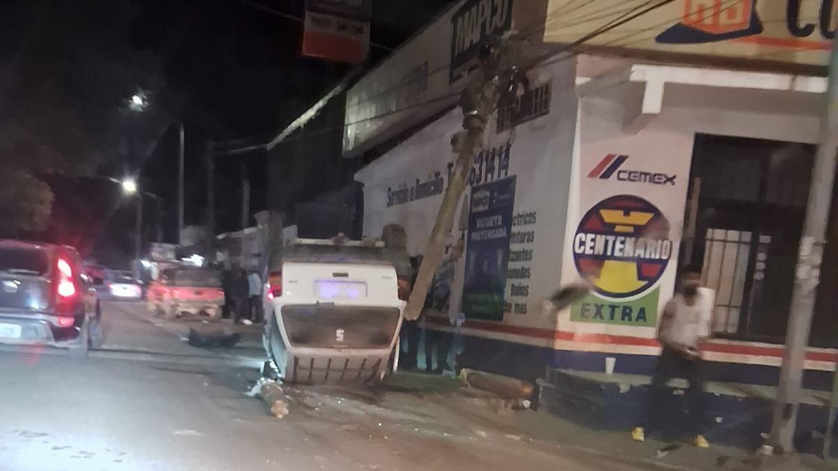 Conductor de una vagoneta queda volcado en calles de la sindicatura de la Villa de Ahome