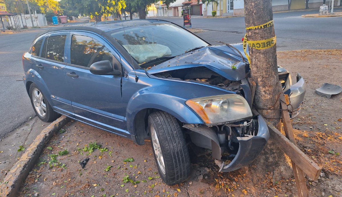 Abandonan vehículo accidentado en La Campiña en Culiacán