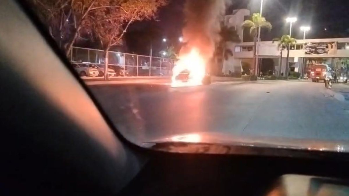 ¡Arde en llamas! Vehículo se incendia frente al CID de Mazatlán