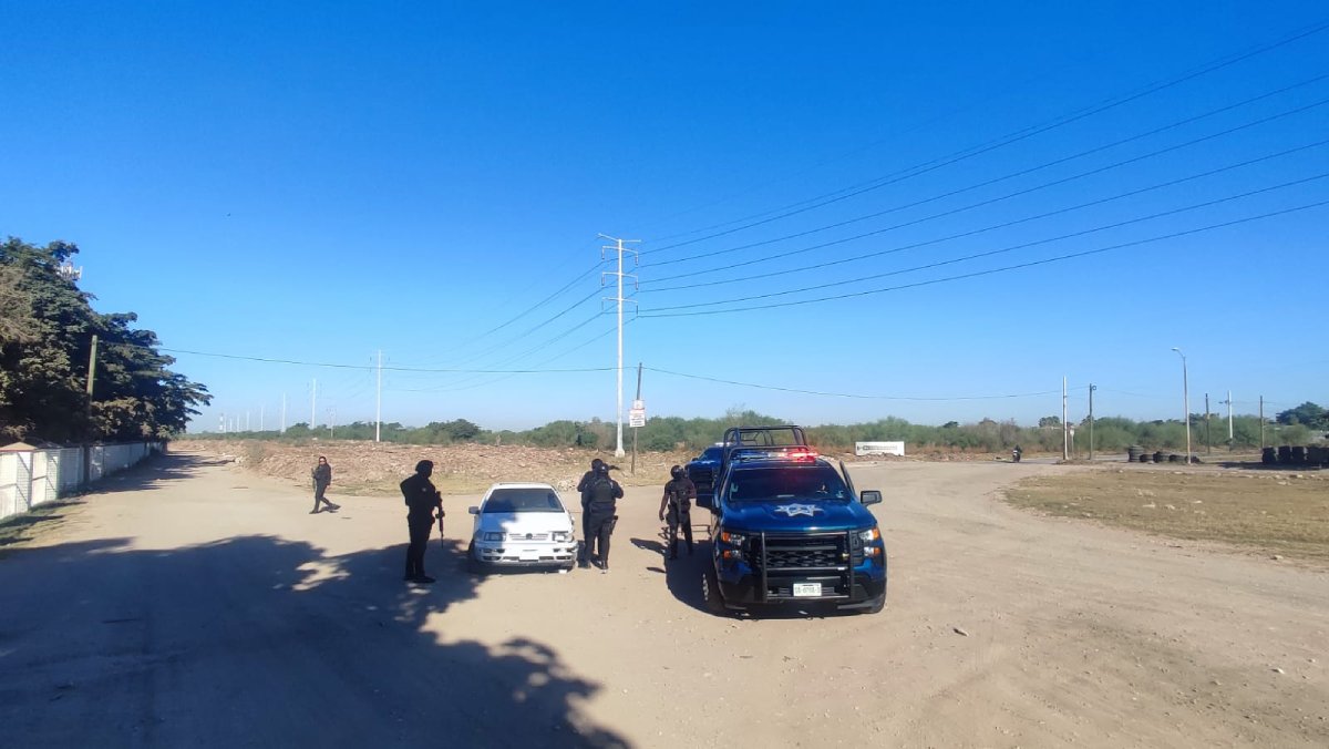 Localizan un vehículo abandonado a las afueras de una institución educativa, al sur de la ciudad de Los Mochis