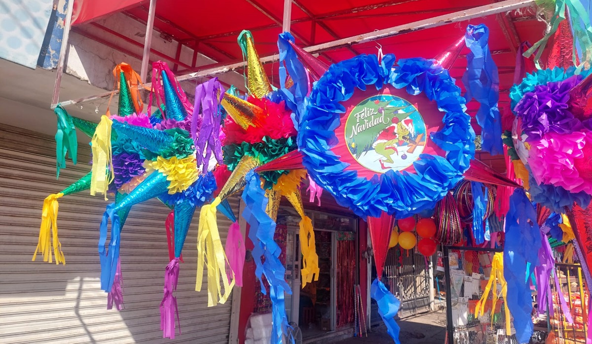 Piñatas, tradición que sigue viva en Los Mochis en temporada navideña