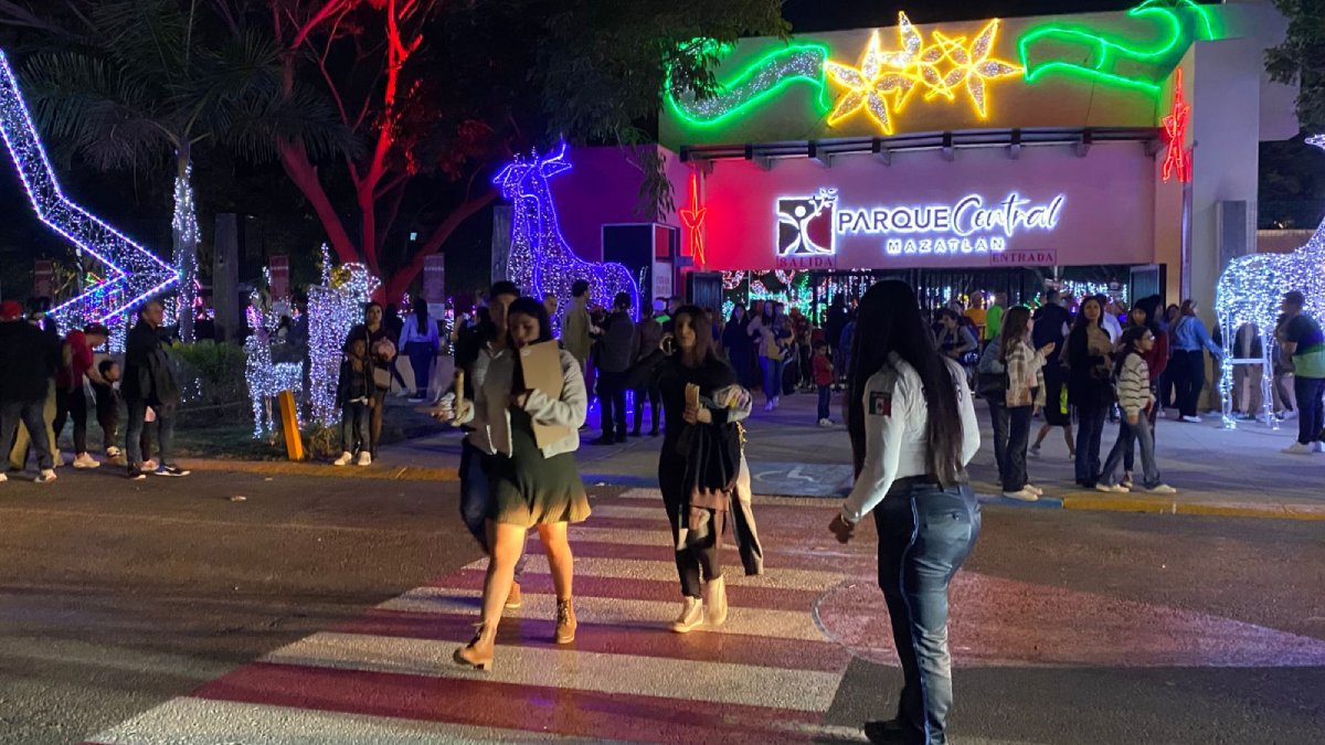 Villa Navideña de Mazatlán recibe a miles de personas la noche de Navidad
