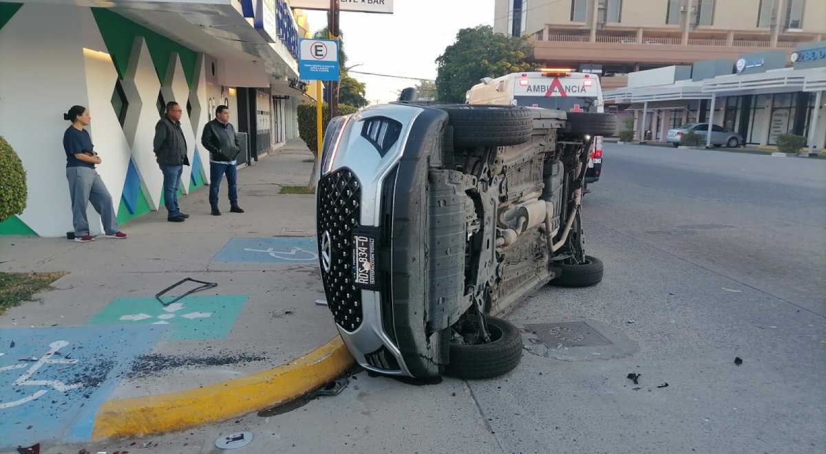 Volcadura en el centro de Los Mochis deja a dos personas lesionadas
