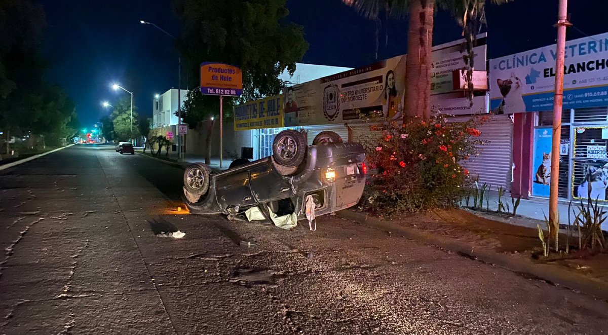 Volcadura en el centro de Los Mochis deja a tres personas lesionadas
