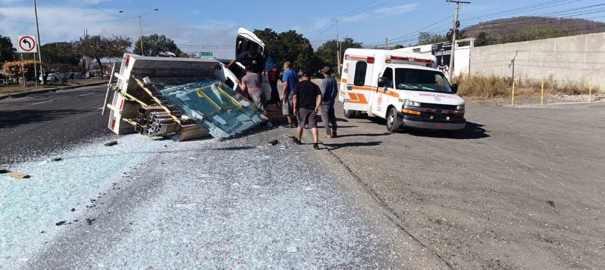 ¡Llevaba cristales! Volcadura en carretera al sur en Mazatlán deja joven lesionado