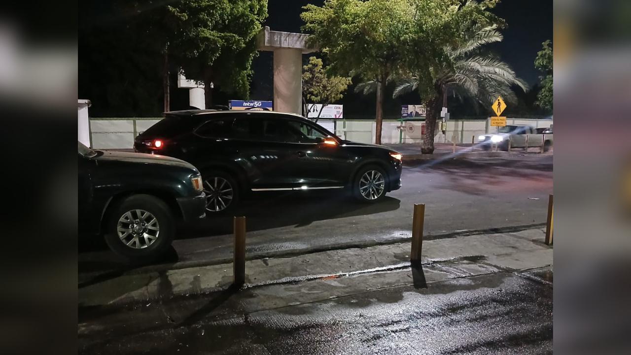 ¡Afuera quedó la camioneta baleada! Joven herido ingresa caminando a hospital de Culiacán