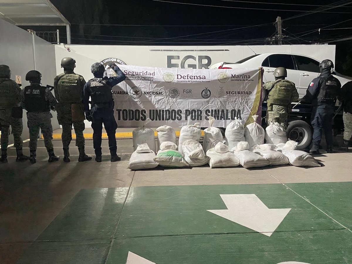 Aseguran un Corolla con 14 costales con cristal en la colonia 10 de Mayo, Culiacán