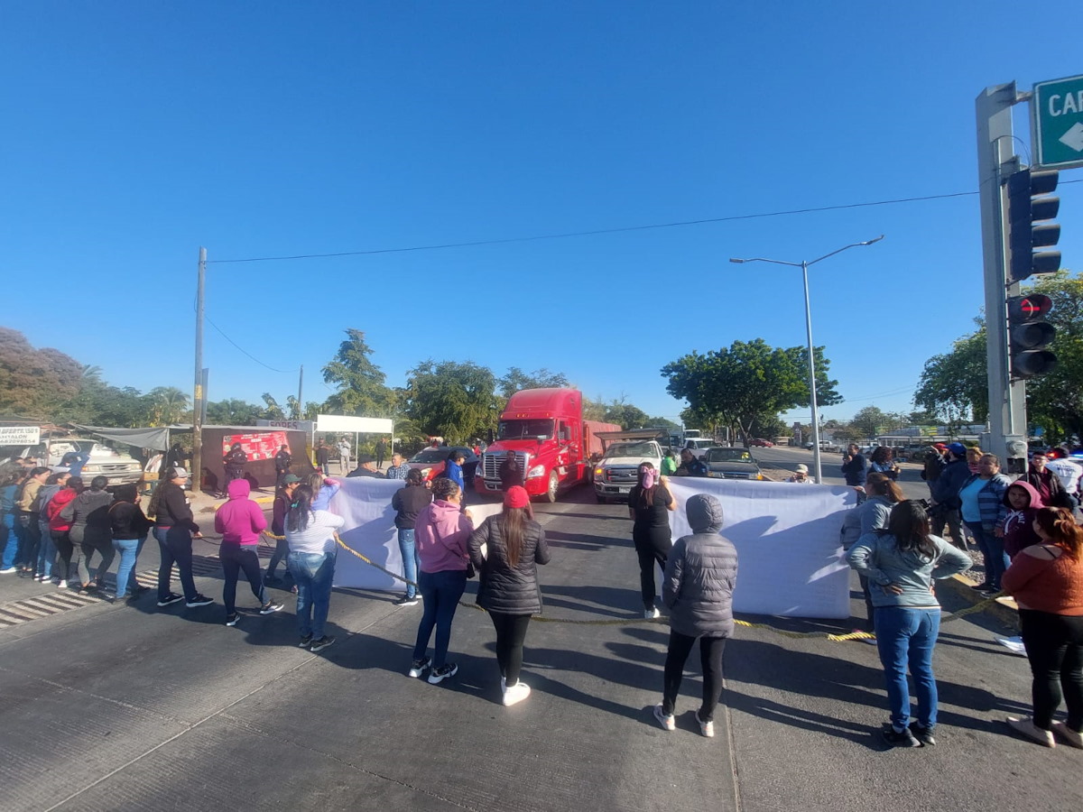 “Que bien que la gente reclame sus derechos”: Feliciano Castro tras protesta de padres de primaria en Los Mochis