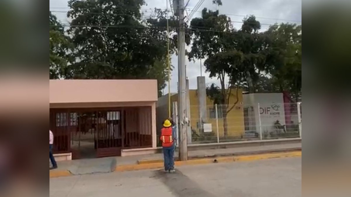 Trabajador de CFE en escuelas de Los Mochis