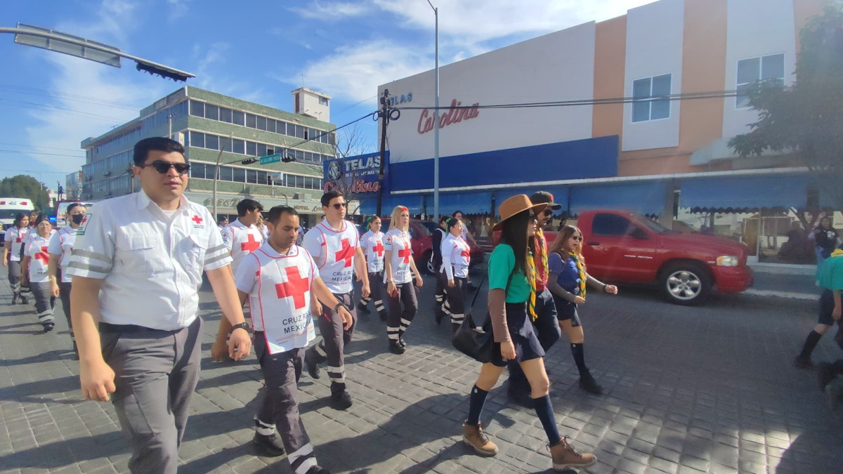 Paramédicos y jóvenes voluntarios de Cruz Roja Los Mochis marchan por la paz