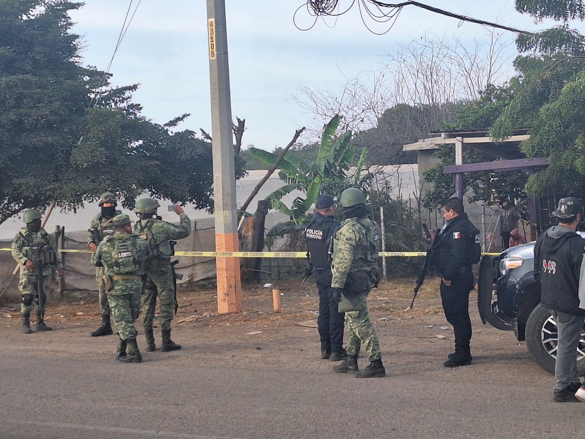 Esposado y con mensajes en cartulinas, hallan ejecutado balazos a hombre en el crucero de La 20, Culiacán