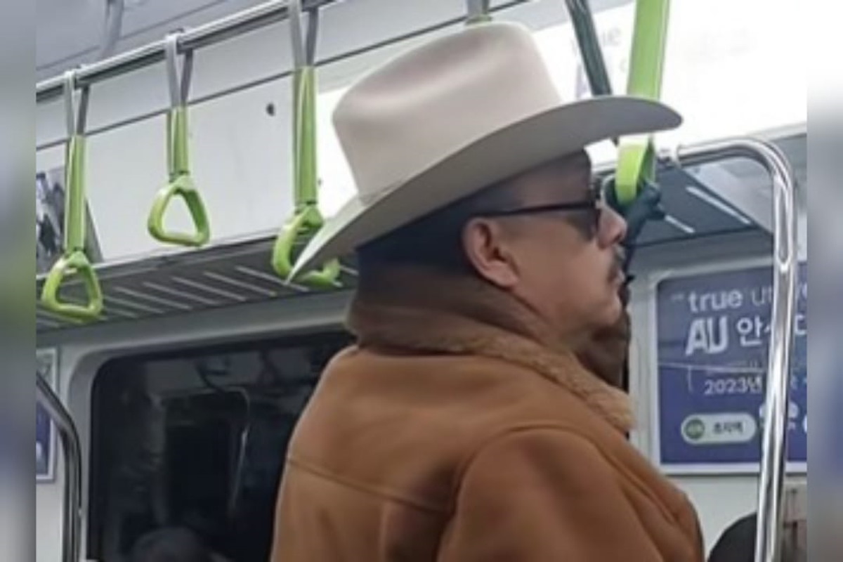 Video viral | Mexicano sorprende en el metro de Corea con botas y sombrero