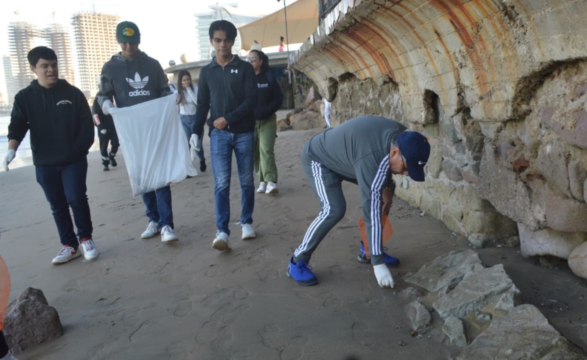 Realizan limpieza de Playa Norte para continuar con la calidad y certificación de playas en Mazatlán