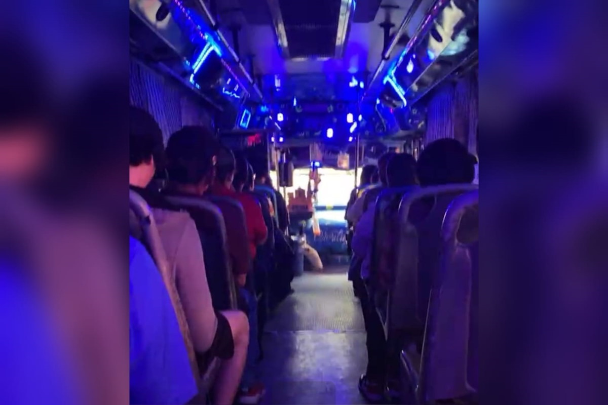 Desde multas hasta el retiro de la unidad, sancionarán a camiones con luces de colores al interior