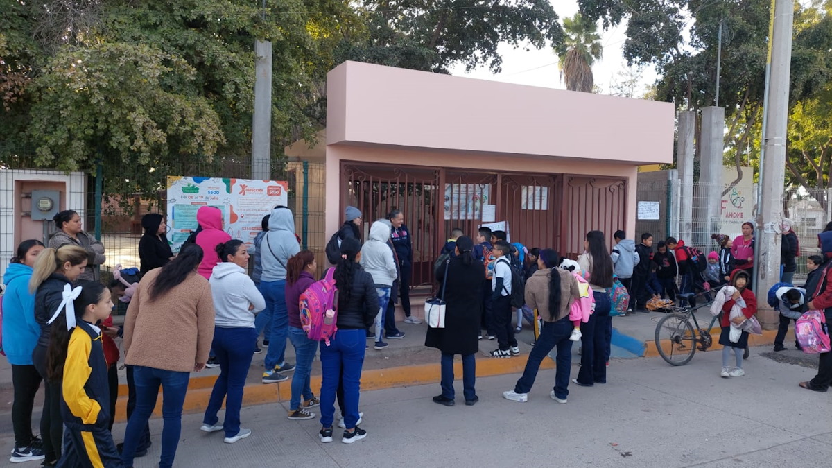 Madres de familia toman la escuela en la colonia Los Laureles por falta de energía eléctrica en Los Mochis -Dalia Martínez