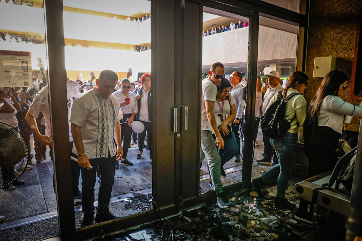 ¡Llegan a Palacio de Gobierno y rompen puerta para entrar! Exigen justicia por Gael y Alexander