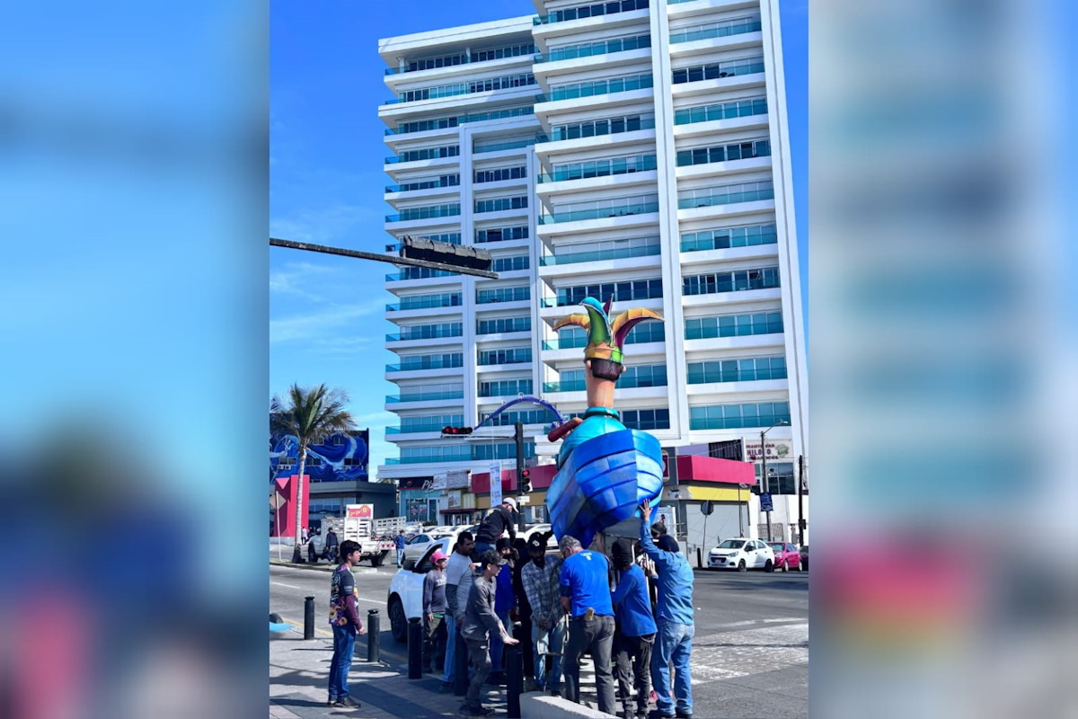 Arriban los ‘gigantes carnavaleros’ al malecón de Mazatlán
