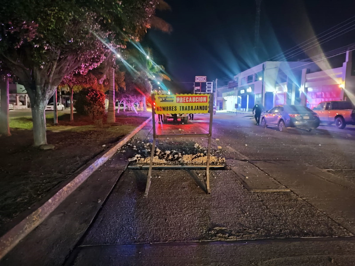 Motociclista choca contra señalamiento de obra en Guasave y termina lesionado