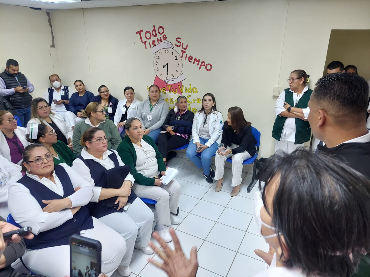 Personal de IMSS-BIENESTAR, en Guamúchil, inconforme ante la presunta violación a sus derechos