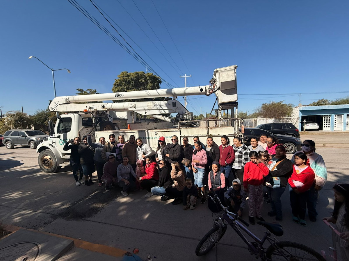 ¡Por humanidad! CFE reconecta la luz en primaria de Los Laureles, después del bloqueo en la Mochis-Topo