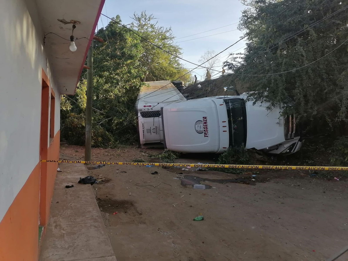 ¡Por poco le cae a una casa! Tráiler se cae de puente en Mazatlán