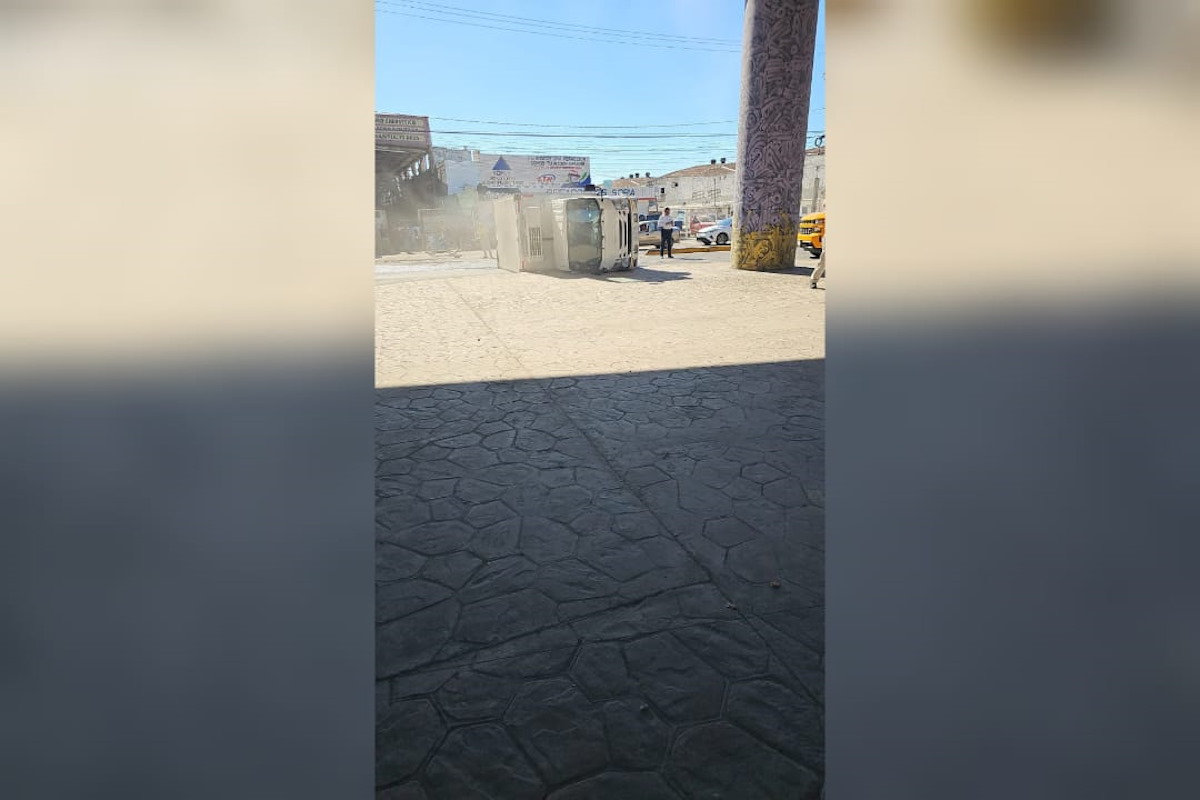 ¡Llevaba leche! Vuelca camión repartidor en salida sur de Mazatlán
