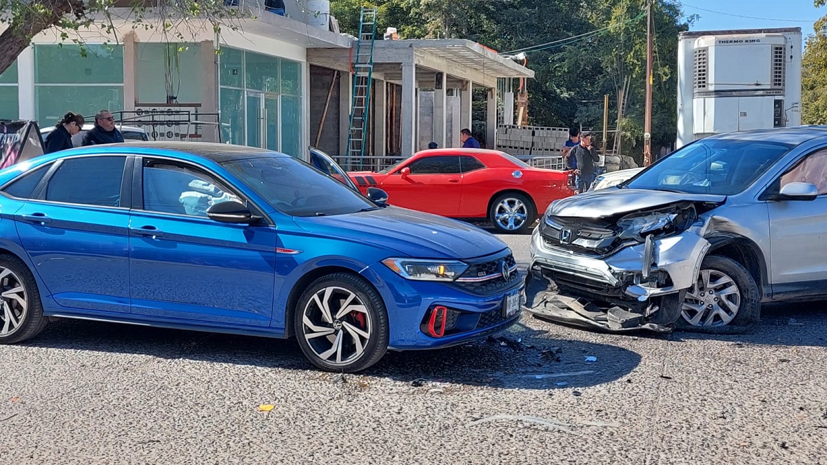 En Los Mochis; aparatoso accidente en la colonia 12 de Octubre deja 5 personas lesionadas