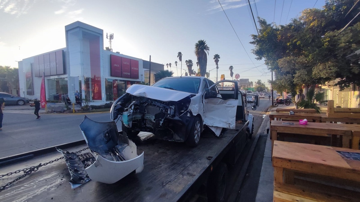 Aparatoso accidente en el sector Centro de Los Mochis deja tres personas lesionadas