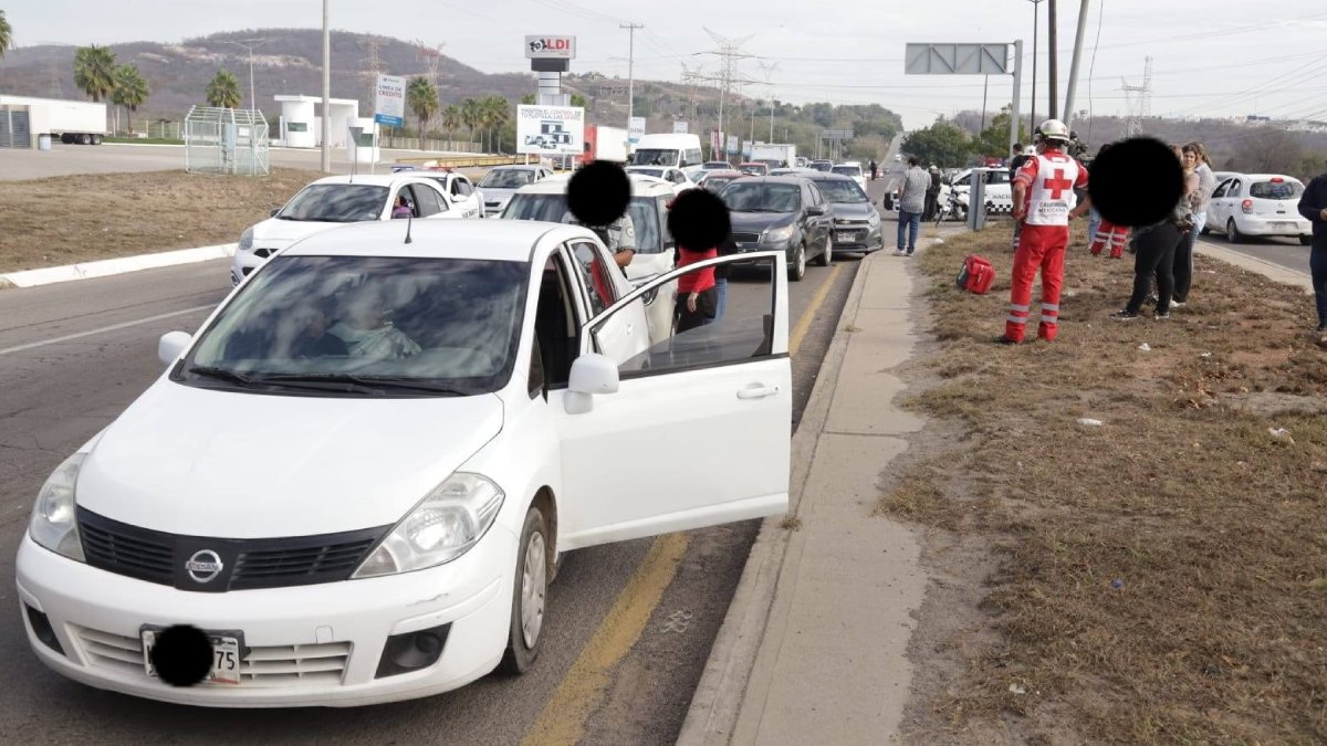 Carambola a la altura de la ‘termo’ de Mazatlán; hay siete vehículos afectados