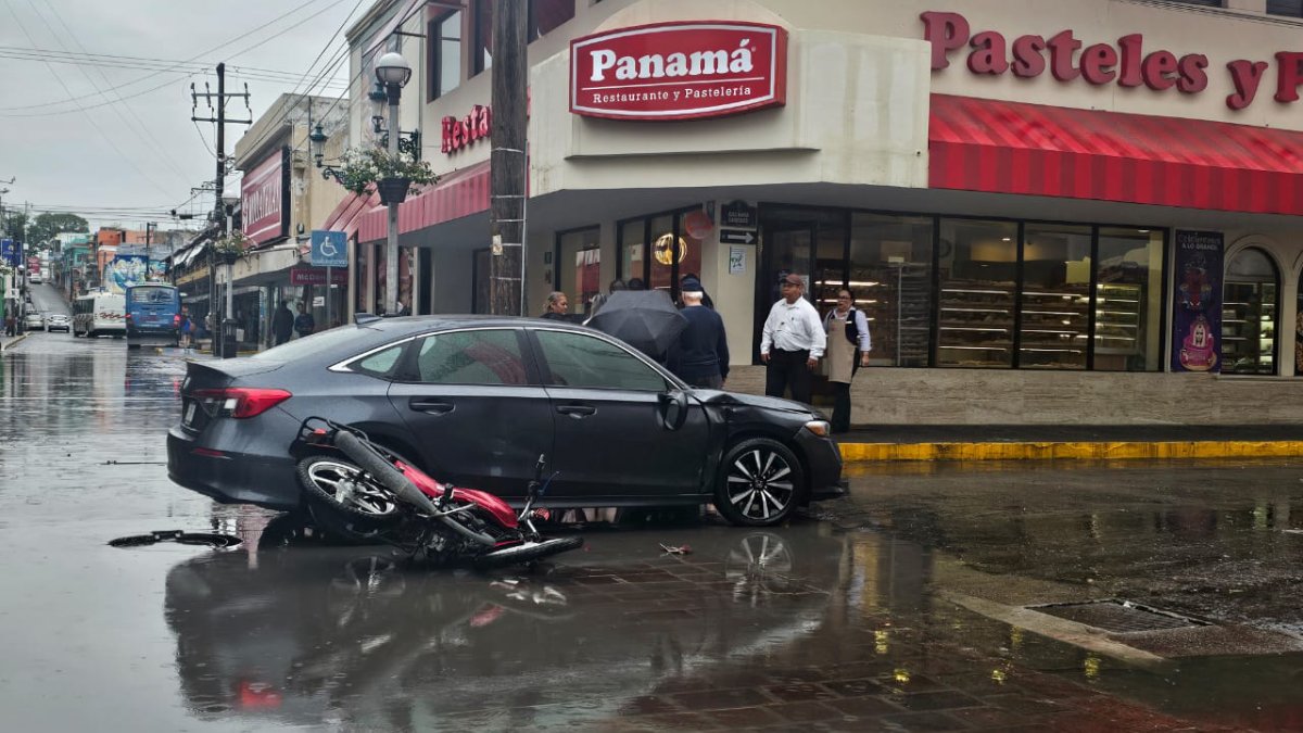 ‘Uno de los dos no hizo alto’; herido motociclista en choque en el centro de Mazatlán