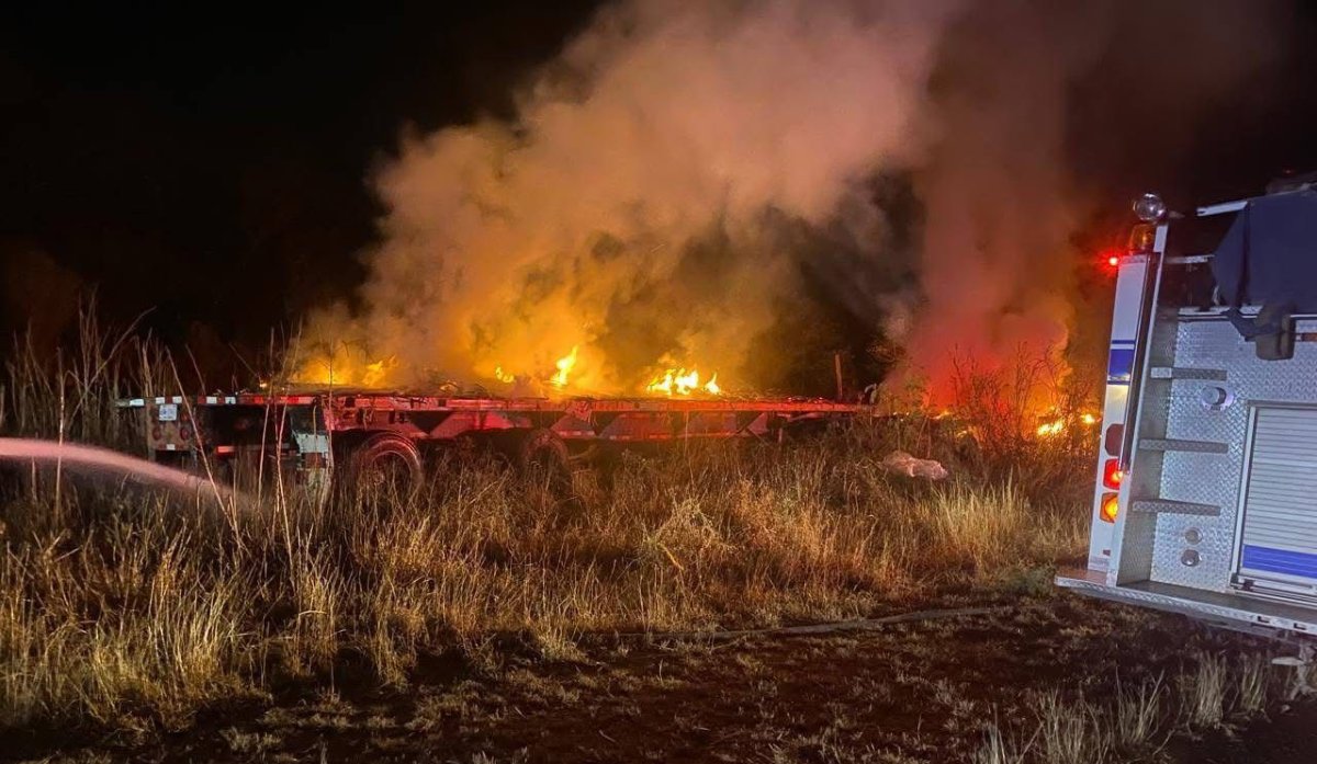 Tráiler choca contra vaca y termina volcado e incendiado en la Mazatlán-Durango