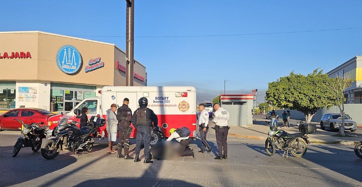 Colisionan motociclista y auto en la avenida Santa Rosa de Mazatlán; hay un lesionado