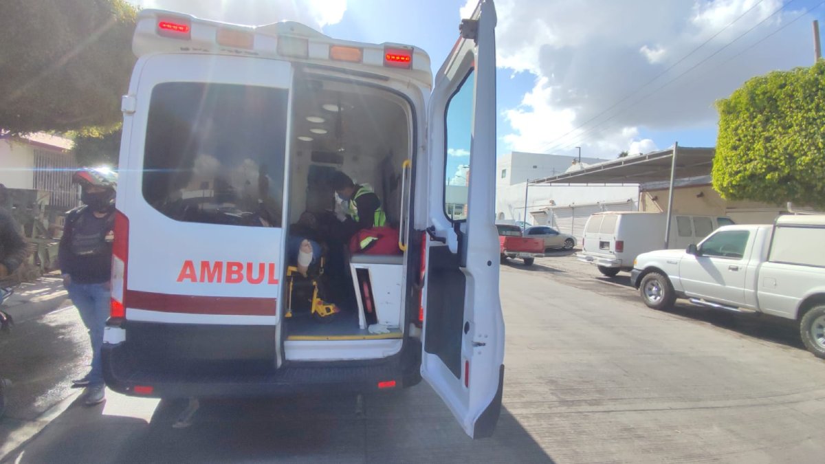 Motociclista es arrollado por conductor de un vehículo en el centro de Los Mochis