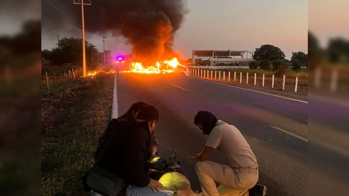 Tras choque, Armada de México socorre accidente en Escuinapa