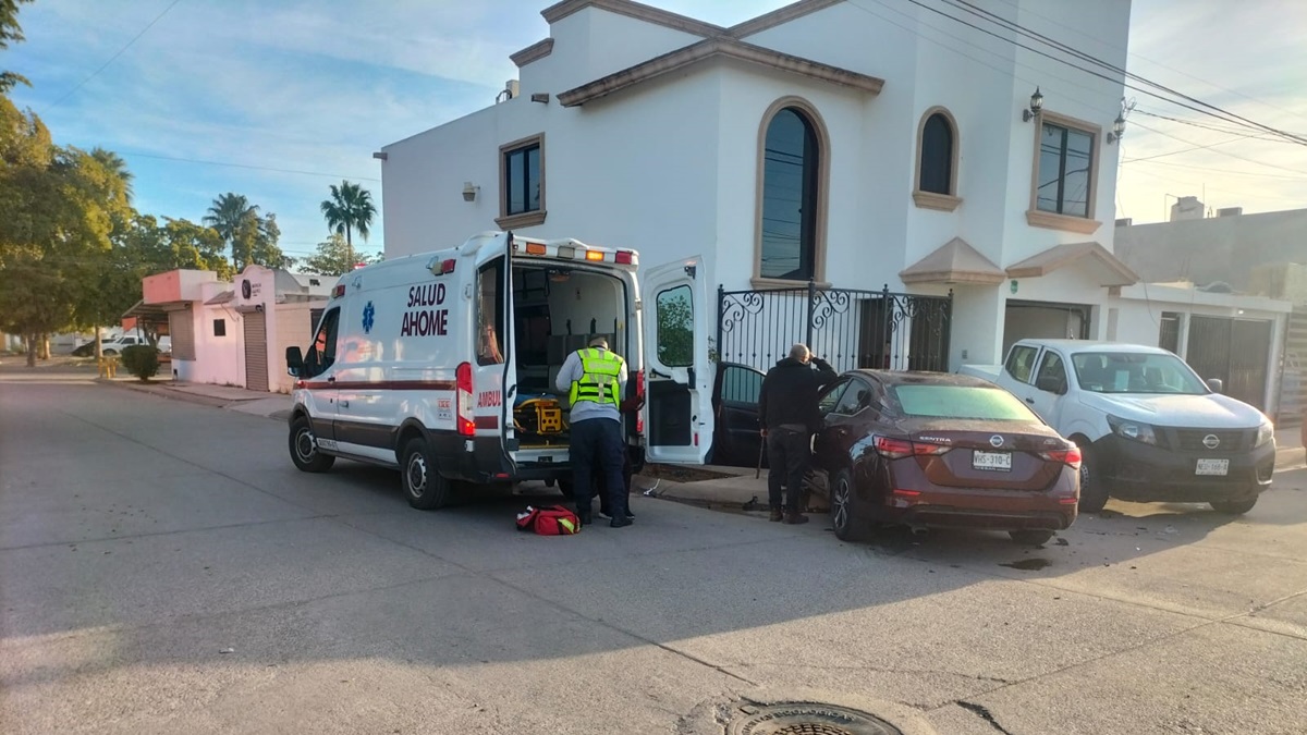 Mujer resulta con lesiones tras protagonizar un accidente en los Cedros de Los Mochis