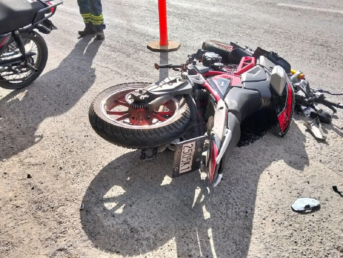 Joven resulta lesionado en choque entre moto y un camión de carga en la México 15 en Villa Unión