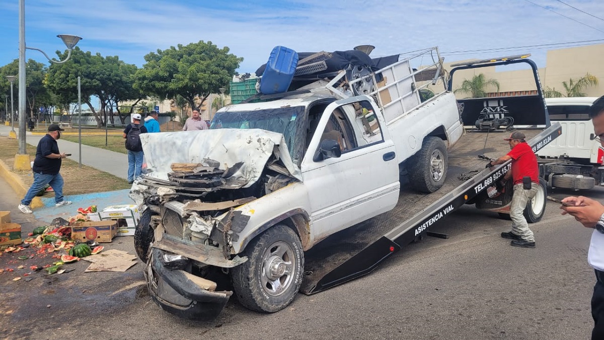 ¡Las sandías! 🍉 Conductor se pasa en rojo y provoca accidente en Mazatlán