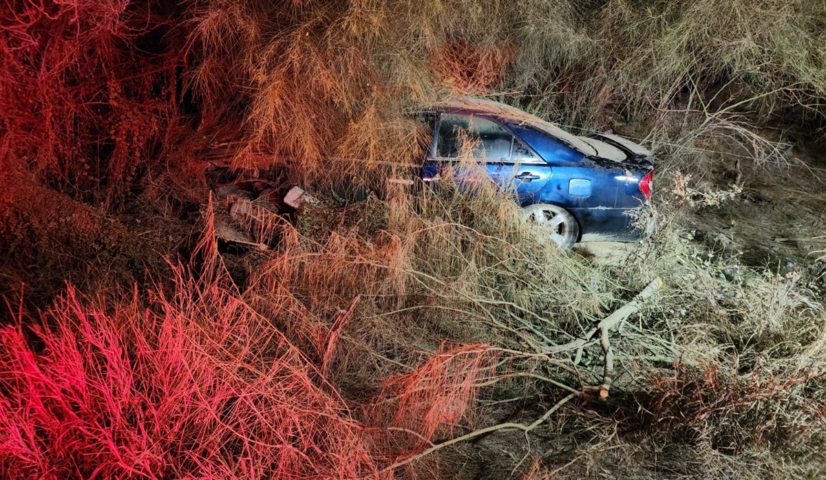 Dos tráileres chocan y el conductor de un vehículo sufre salida de camino, en Los Mochis