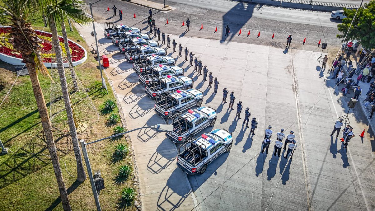 alcalde juan de dios entrega nuevas patrullas para seguridad de culiacan camionetas
