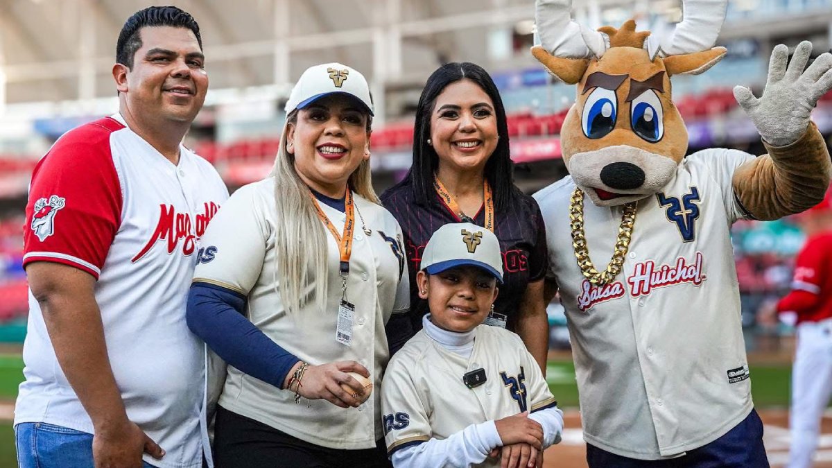 Ángela Salazar y Hersa lanzan primera bola en tercer juego de Playoffs en Mazatlán