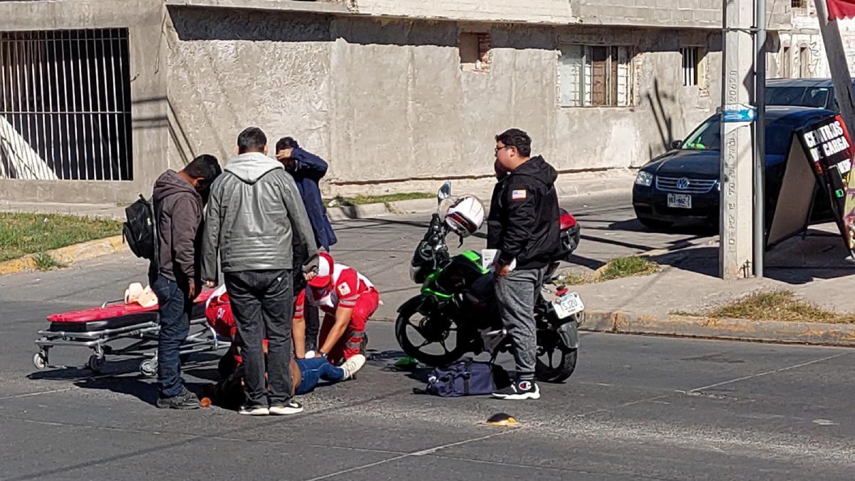 Mujer motociclista ingresa al hospital tras sufrir accidente en el sector Centro de Los Mochis