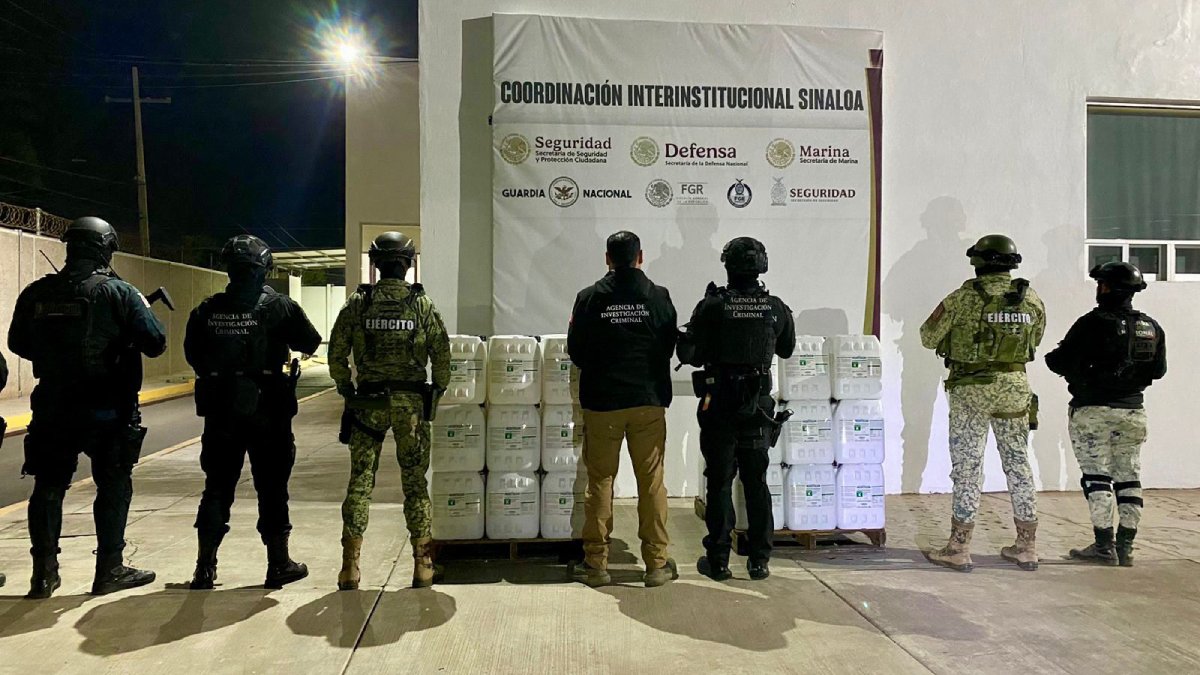 Aseguran 64 bidones con metanfetamina líquida en paquetería de Culiacán