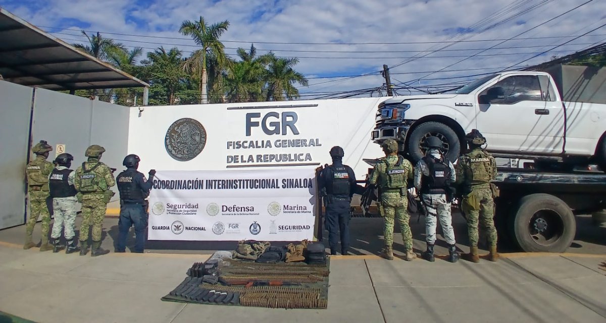 Aseguran camioneta blindada con armamento, equipo táctico y puntas de acero en Villa Juárez, Navolato