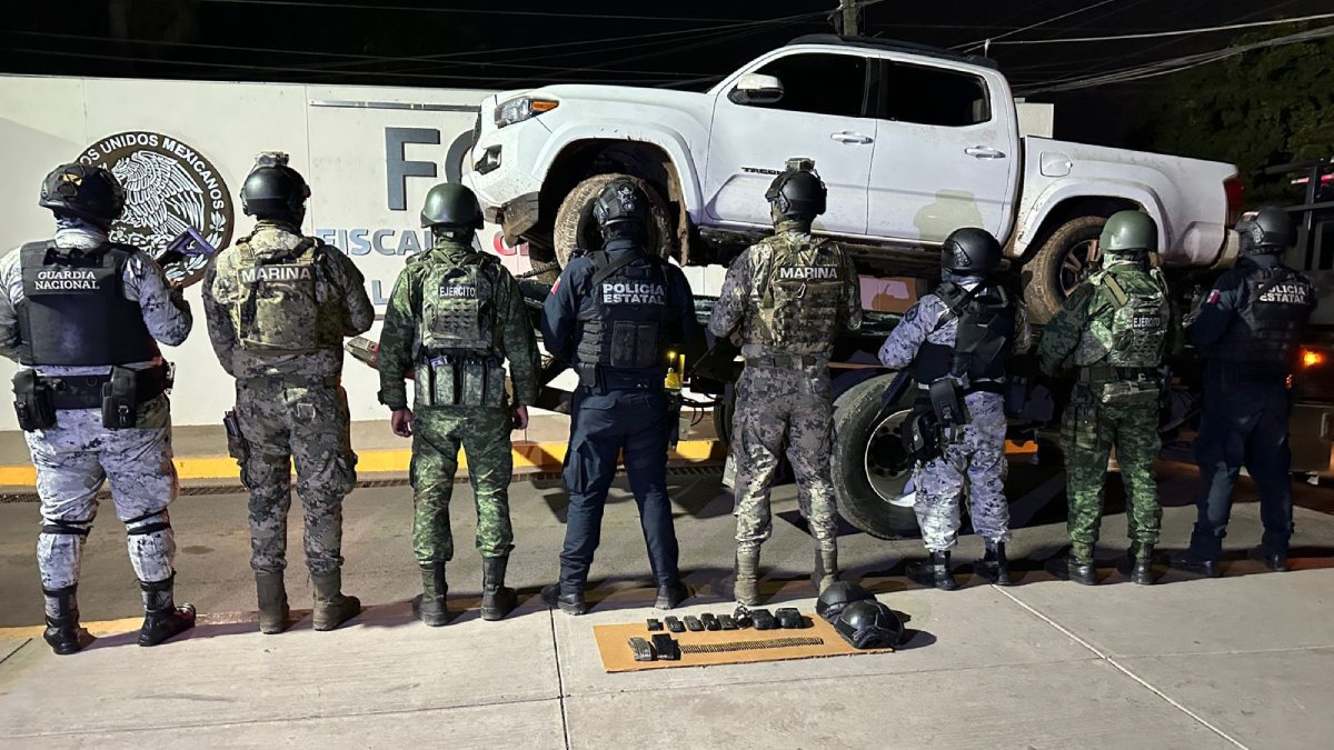 Aseguran camioneta robada con equipo táctico y municiones en Navolato