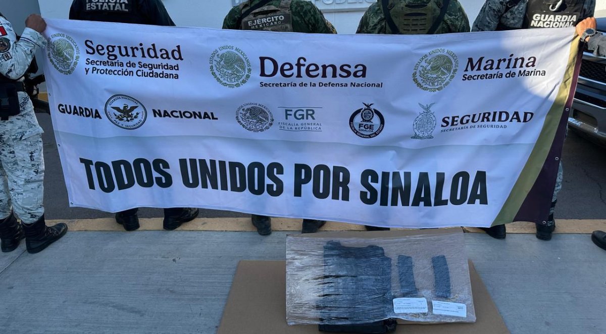Aseguran a un civil, cargadores para arma larga, un chaleco táctico y un vehículo en Culiacán