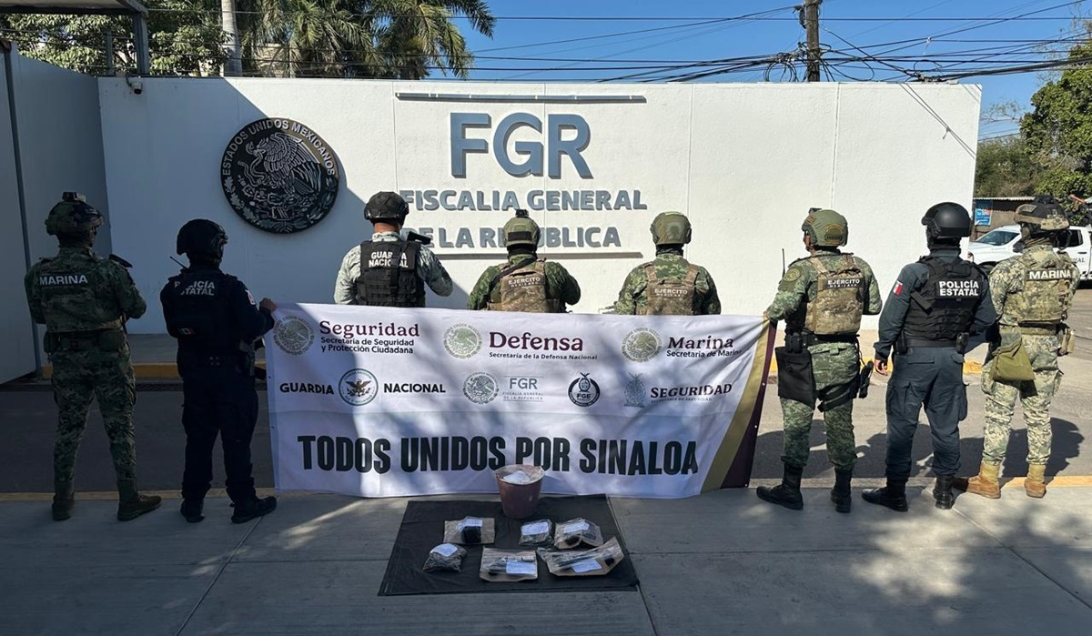 Sujetos huyen y tiran en el monte una mochila con armas y municiones en Navolato
