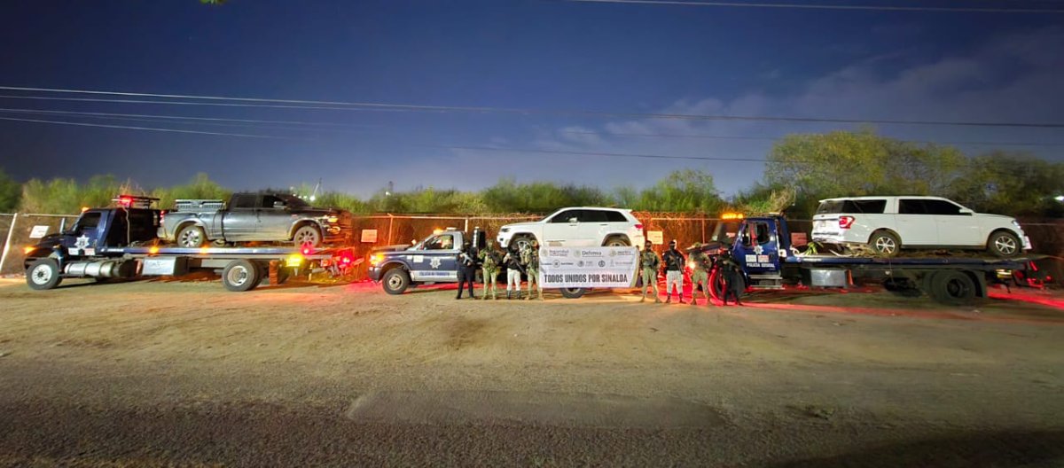 ¡Estaban escondidos en la maleza! Aseguran 3 vehículos blindados, un arsenal y droga en Culiacán